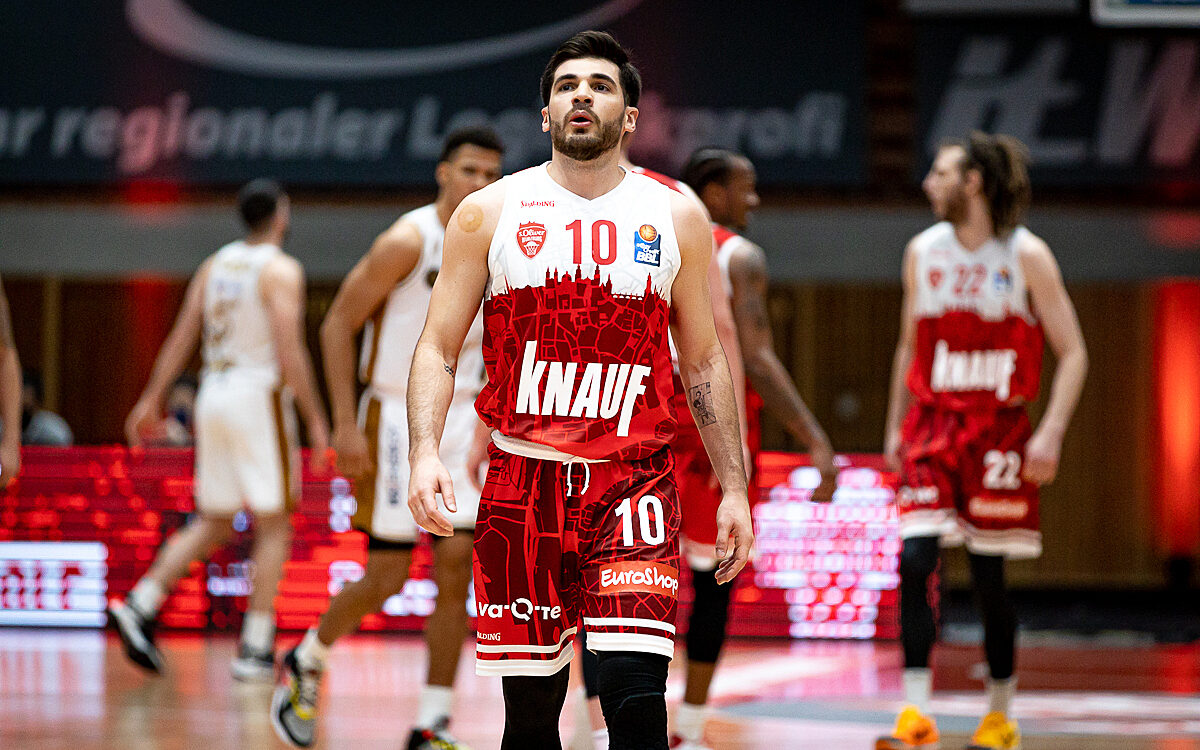 Basketballl - Spielmacher von s.Oliver Würzburg Nano Parodi atmet durch - Saison 2021-22 Basketballl - Spielmacher von s.Oliver Würzburg Nano Parodi atmet durch - Saison 2021-22