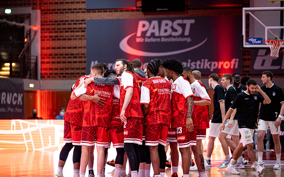 Basketballl - Das Team von s.Oliver Würzburg versammelt sich vor Spielstart - Saison 2021-22 Basketballl - Das Team von s.Oliver Würzburg versammelt sich vor Spielstart - Saison 2021-22