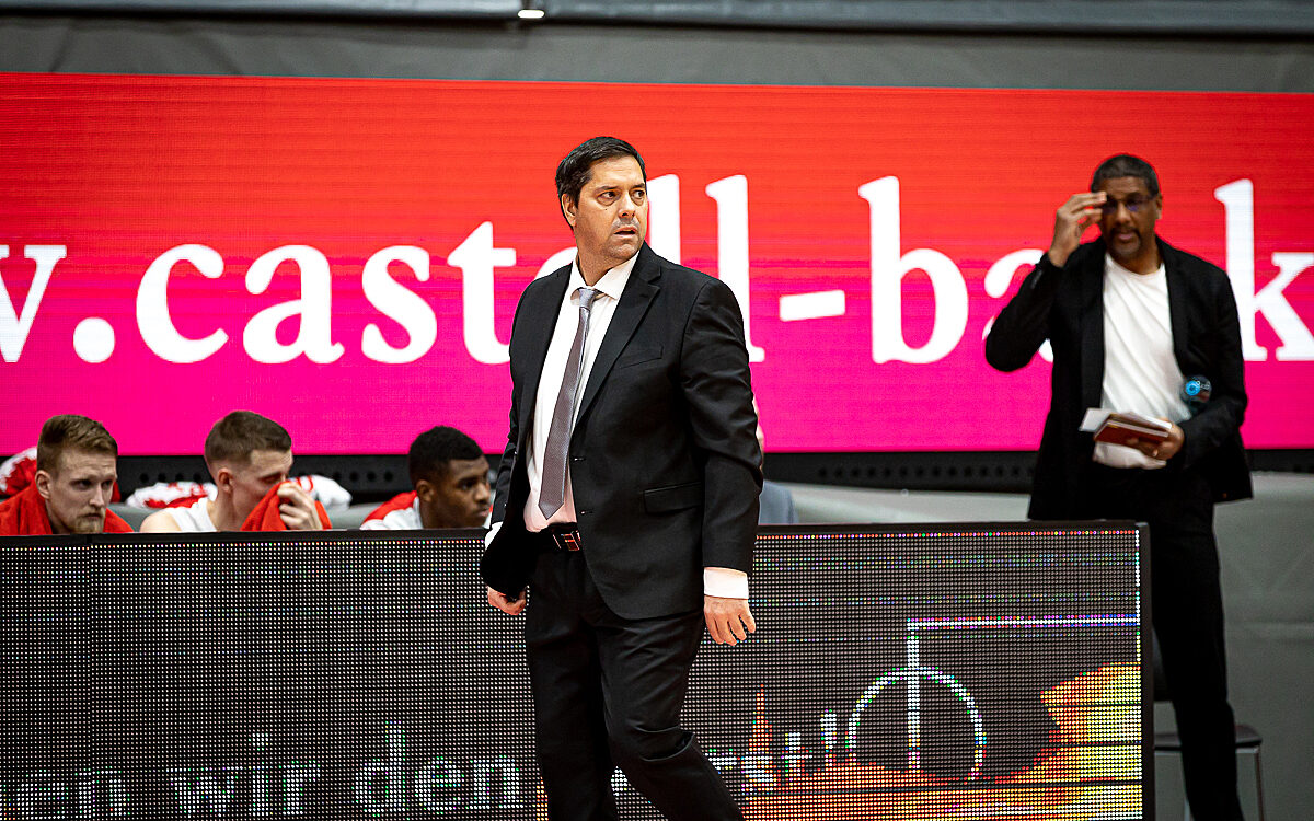 Trainer Sasa Filipovski vor der Bank von s.Oliver Würzburg Trainer Sasa Filipovski vor der Bank von s.Oliver Würzburg