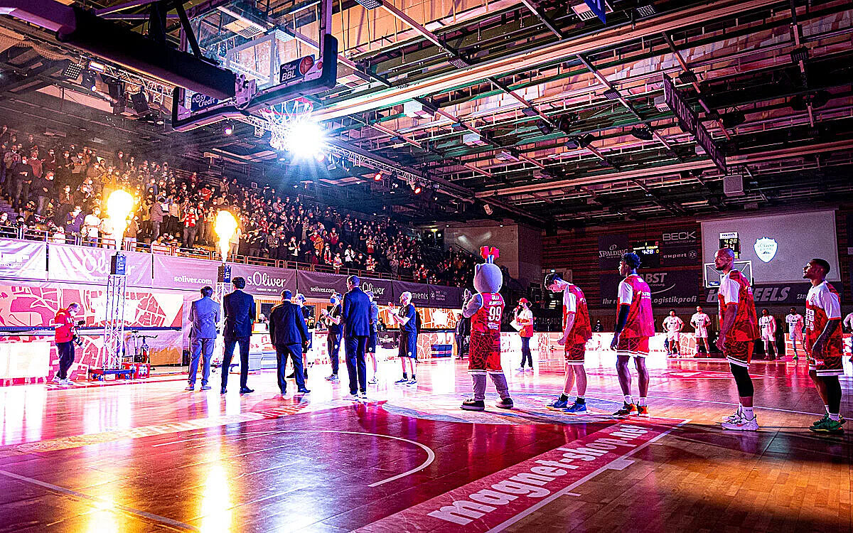 Der Einlauf der Würzburg Baskets bei einem Heimspiel in der Tectake Arena Der Einlauf der Würzburg Baskets bei einem Heimspiel in der Tectake Arena