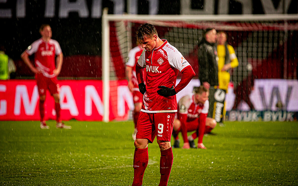 Marvin Pourie traurig Würzburger Kickers Niederlage Marvin Pourie traurig Würzburger Kickers Niederlage