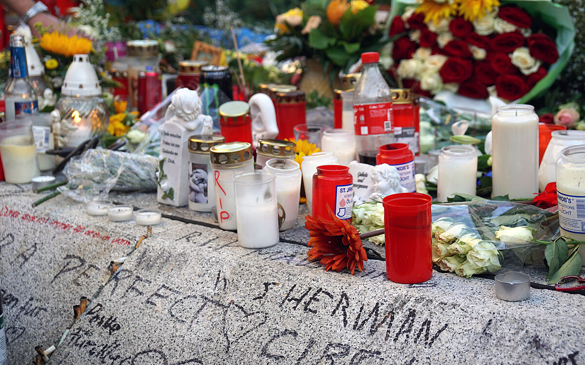 2023 09 19 Blumen und Kerzen fuer getoeteten Wuerzburger Stift Haug 2023 09 19 Blumen und Kerzen fuer getoeteten Wuerzburger Stift Haug