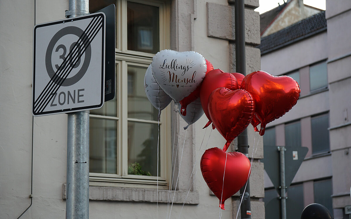2023 09 19 Herz Luftballons fuer getoeteten Wuerzburger Stift Haug 2023 09 19 Herz Luftballons fuer getoeteten Wuerzburger Stift Haug