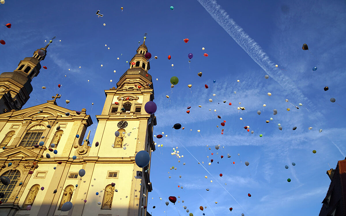 Bunde Luftballons steigen in den Himmel um an den getöteten 28-Jährigen zu erinnern Bunde Luftballons steigen in den Himmel um an den getöteten 28-Jährigen zu erinnern
