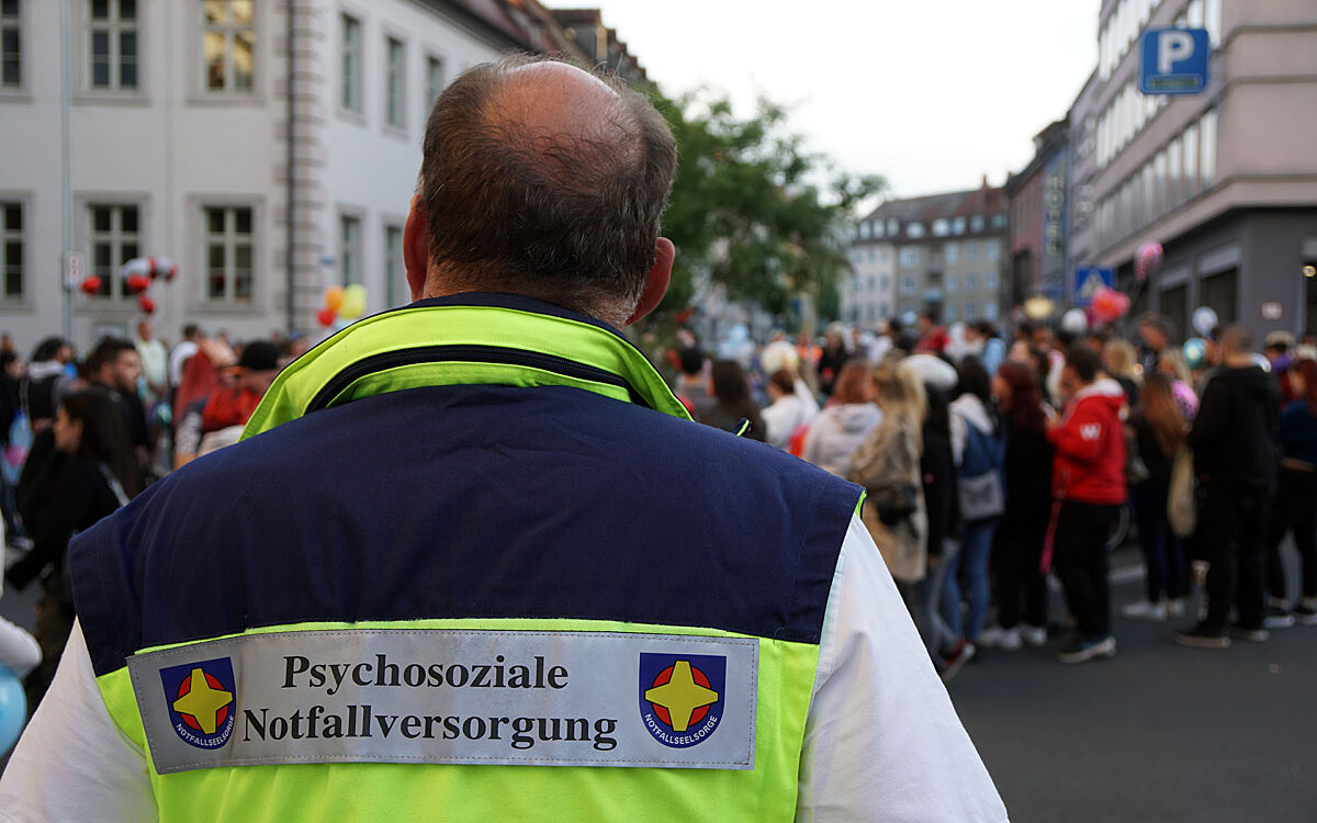 2023 09 19 Seelsorger am Trauerevent fuer getoeteten Wuerzburger Stift Haug 2023 09 19 Seelsorger am Trauerevent fuer getoeteten Wuerzburger Stift Haug