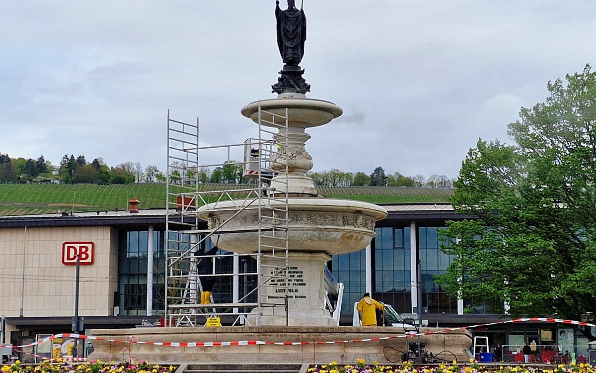 Das ist der Kiliansbrunnen vor dem Würzburger Hauptbahnhof Das ist der Kiliansbrunnen vor dem Würzburger Hauptbahnhof