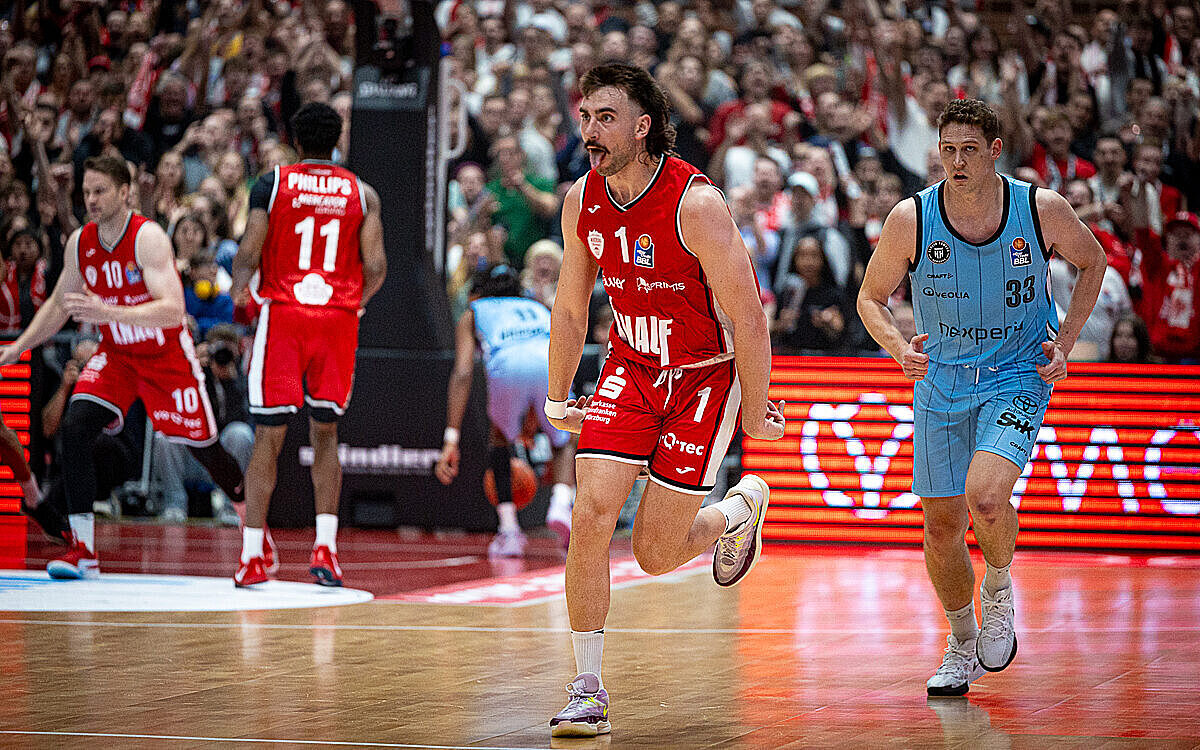 Zac Zeljas (Spieler FIT/One Würzburg Baskets) feiert Korberfolg gegen Hamburg Zac Zeljas (Spieler FIT/One Würzburg Baskets) feiert Korberfolg gegen Hamburg