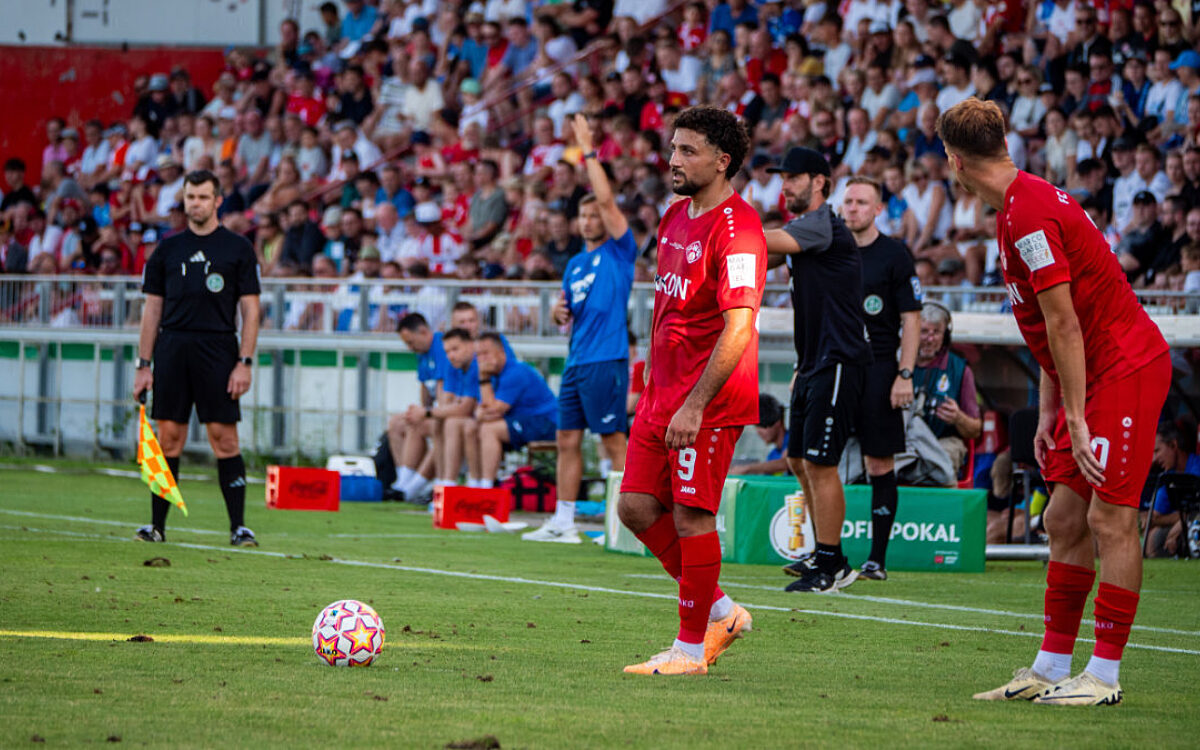 Spieler Würzburger Kickers Enes Küc im Vordergrund Spieler Würzburger Kickers Enes Küc im Vordergrund