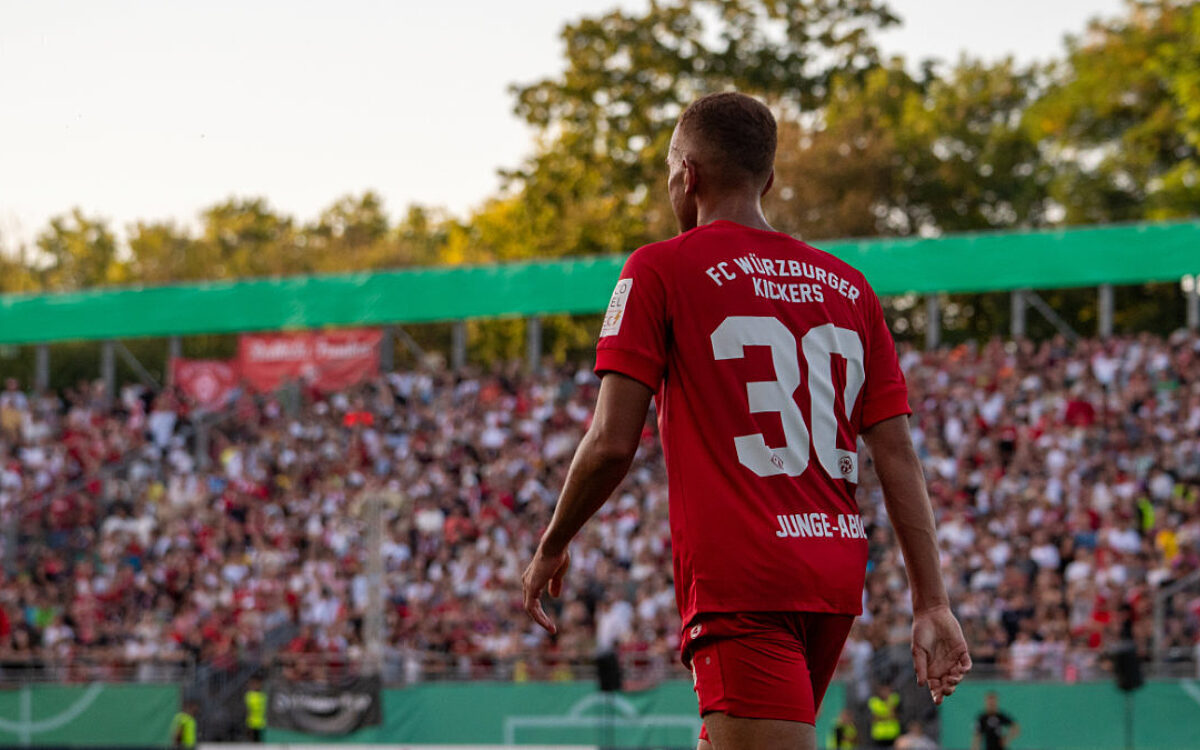 Spieler Würzburger Kickers Junge-Abiol von hinten Spieler Würzburger Kickers Junge-Abiol von hinten