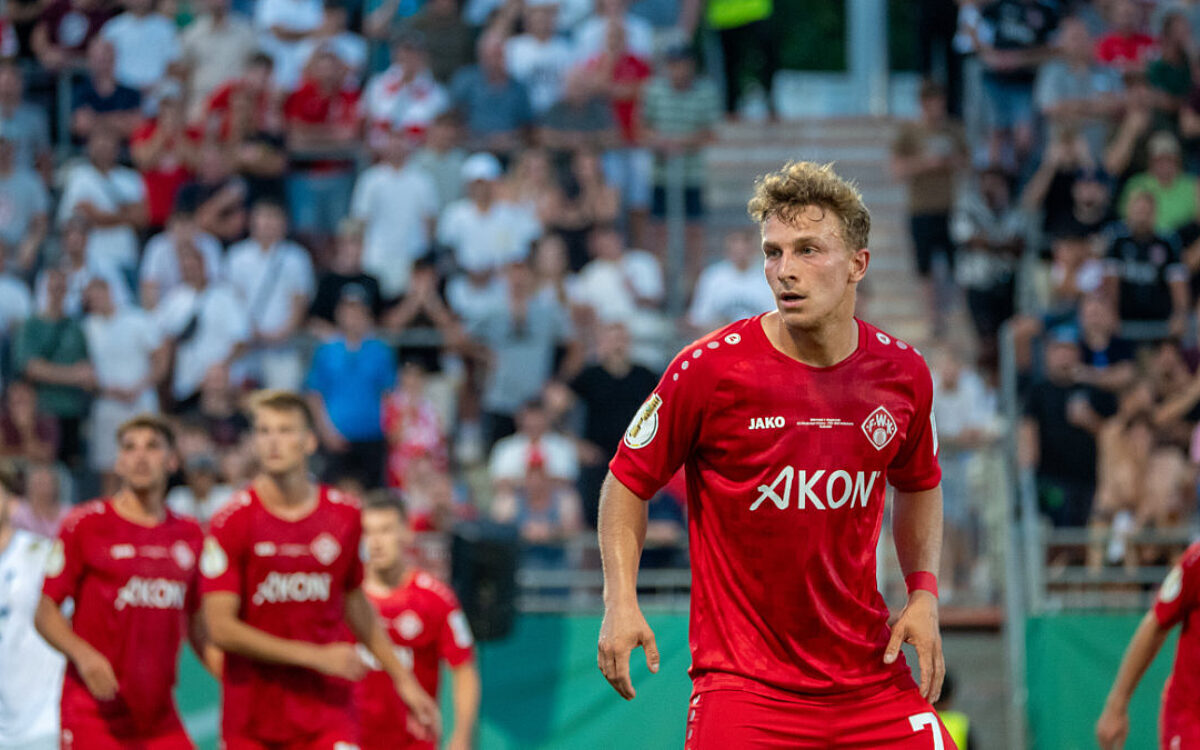 Spieler Würzburger Kickers Maximilian Fesser im Vordergrund Spieler Würzburger Kickers Maximilian Fesser im Vordergrund