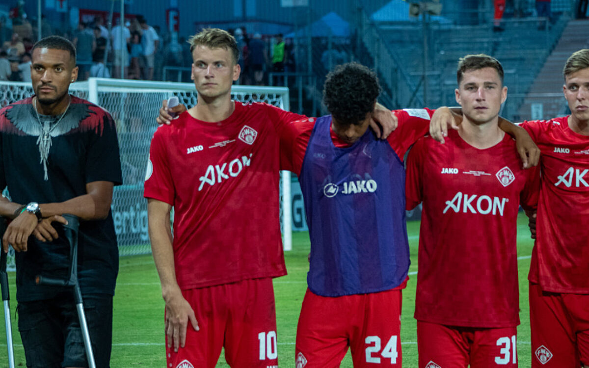 Spieler Würzburger Kickers schauen enttäuscht nach Spiel gegen Hoffenheim Spieler Würzburger Kickers schauen enttäuscht nach Spiel gegen Hoffenheim