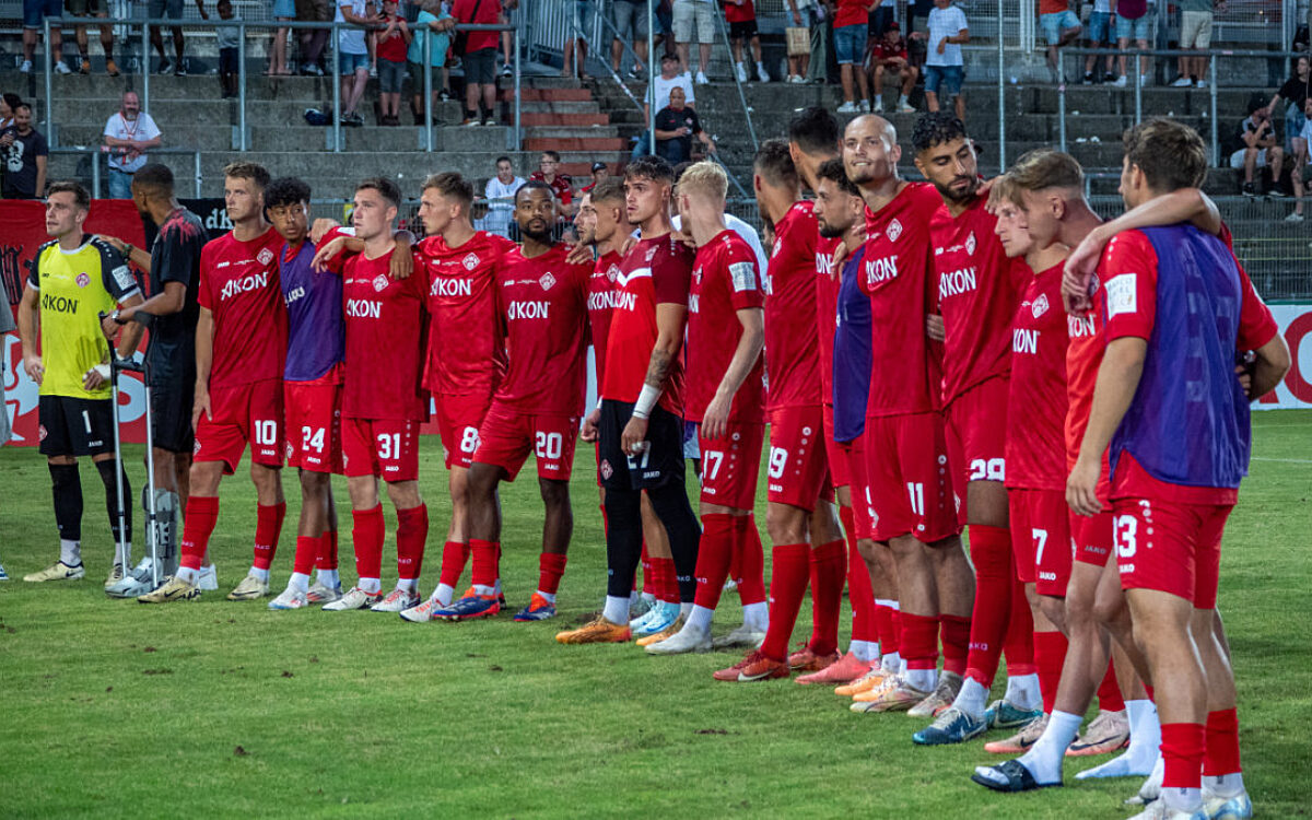 Spieler Würzburger Kickers bedanken sich bei Fans gegen Hoffenheim 2 Spieler Würzburger Kickers bedanken sich bei Fans gegen Hoffenheim 2