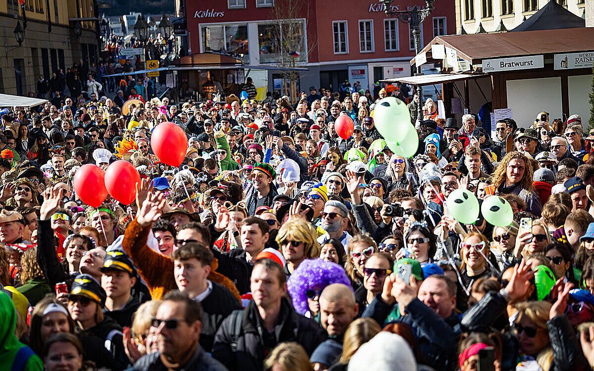 Faschingsumzug Würzburg Vierröhrenbrunnen 2 Faschingsumzug Würzburg Vierröhrenbrunnen 2