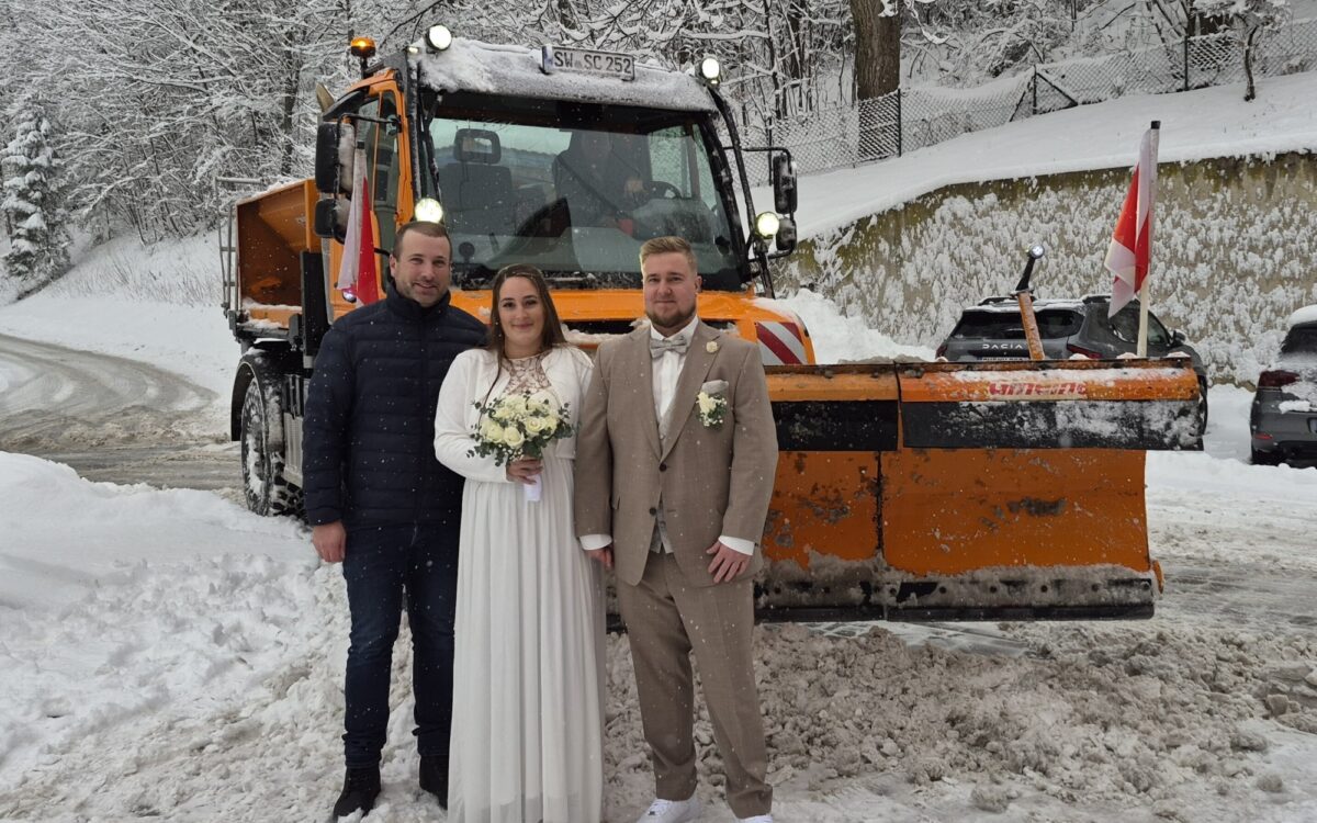 Bürgermeister Stefan Rottman mit Brautpaar vor Winterdienst Fahrzeug Bürgermeister Stefan Rottman mit Brautpaar vor Winterdienst Fahrzeug