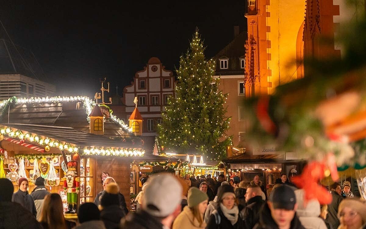Würzburger Weihnachtsmarkt mit Blick auf den beleuchteten Weihnachtsbaum auf dem Unteren Markt Würzburger Weihnachtsmarkt mit Blick auf den beleuchteten Weihnachtsbaum