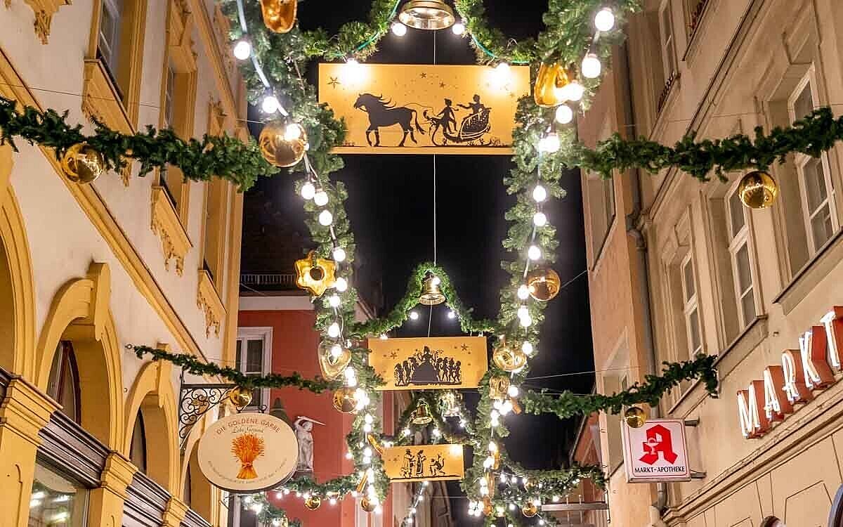 Würzburger Weihnachtsbeleuchtung in der Schustergasse Würzburger Weihnachtsbeleuchtung in der Schustergasse