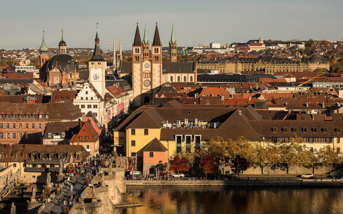 Wuerzburger Herbst-Panorama - die Alte Mainbruecke von oben