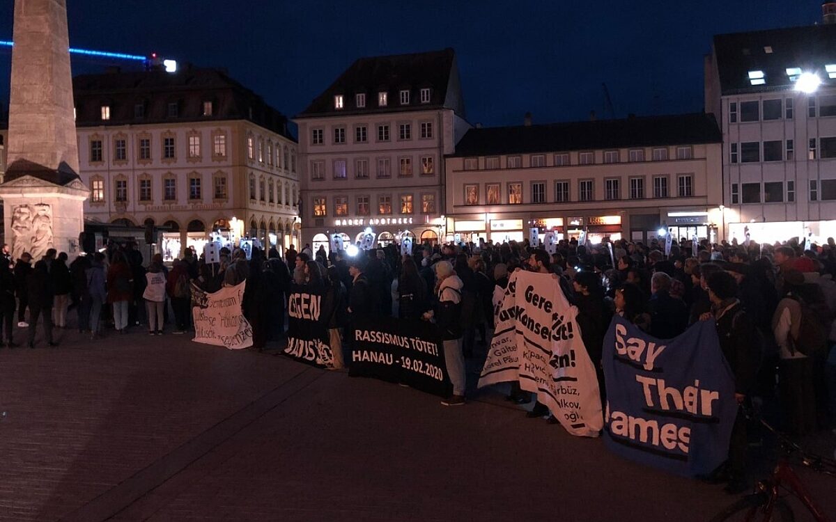 500 Menschen gedenken Opfern von Hanau 19022024 500 Menschen gedenken Opfern von Hanau 19022024