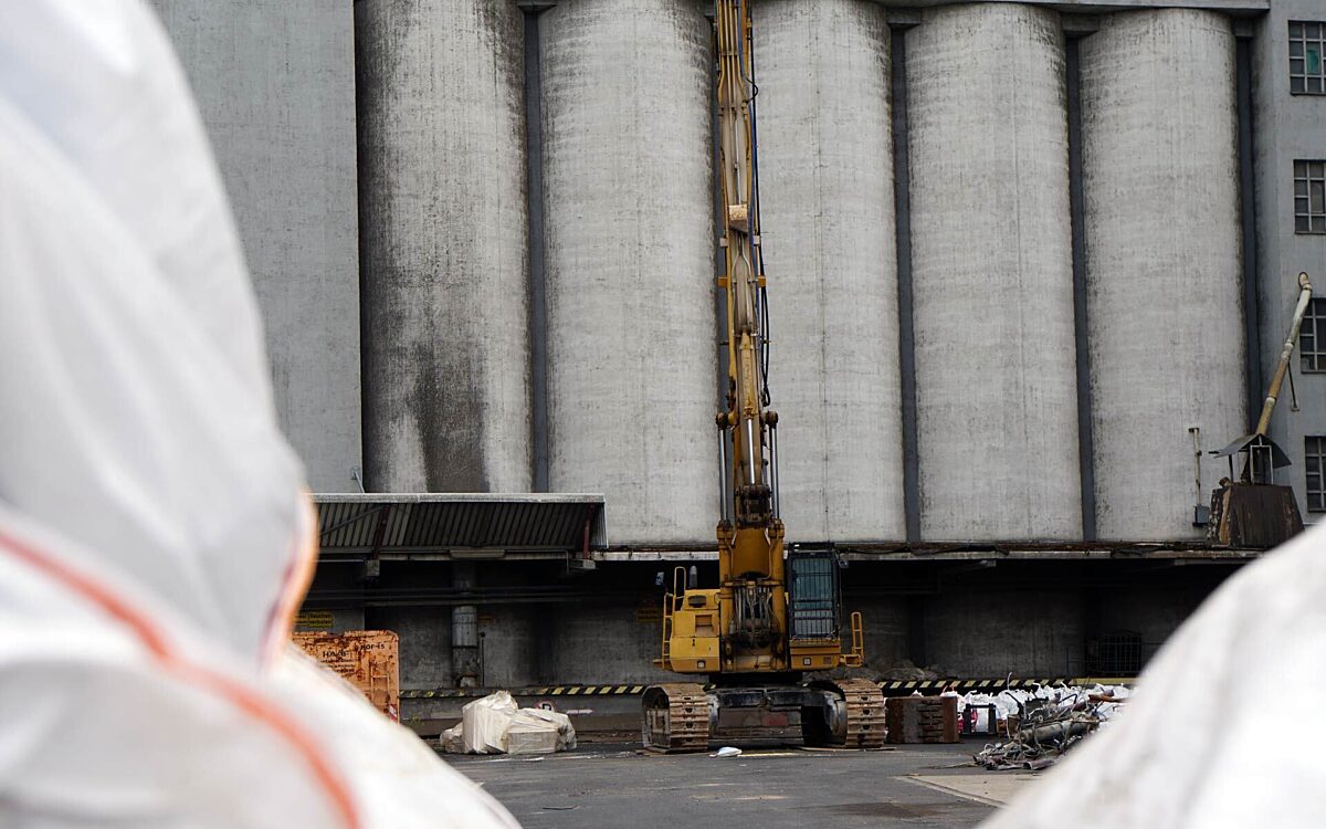 Abriss Neuer Hafen Raiffeisen Abrissbager vor Silos im Hintergrund Abriss Neuer Hafen Raiffeisen Abrissbager vor Silos im Hintergrund