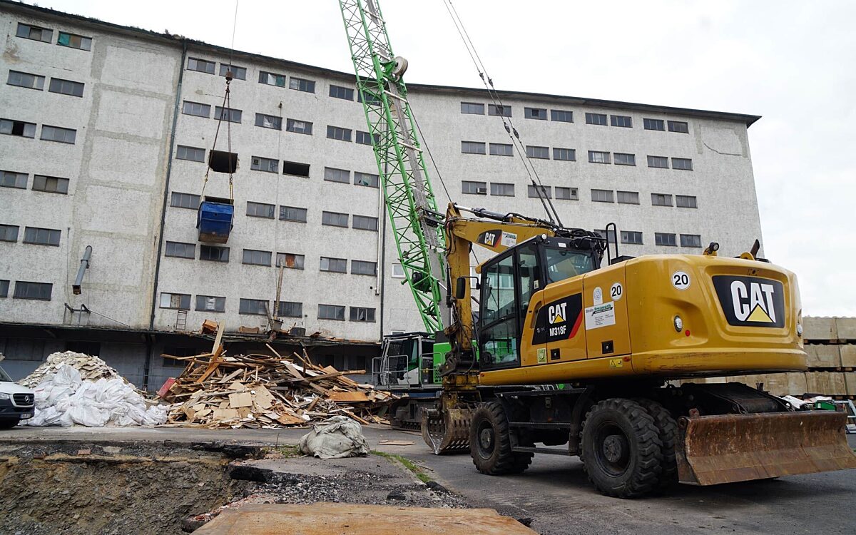 Abriss Neuer Hafen Raiffeisen Abrissbager vor Silos mit gelbem Bagger Abriss Neuer Hafen Raiffeisen Abrissbager vor Silos mit gelbem Bagger