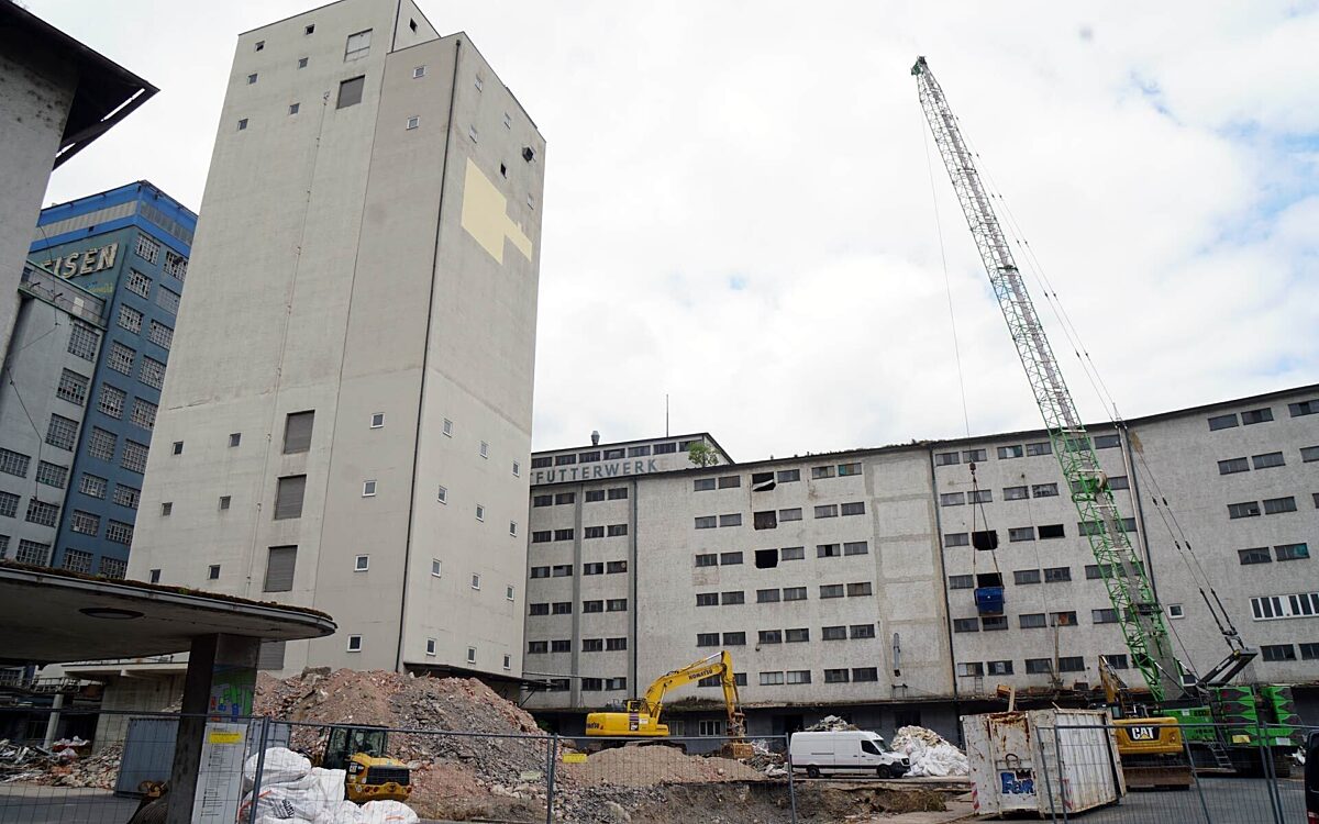 Abriss Neuer Hafen Raiffeisen Ansicht Seil Bagger gruen Abriss Neuer Hafen Raiffeisen Ansicht Seil Bagger gruen