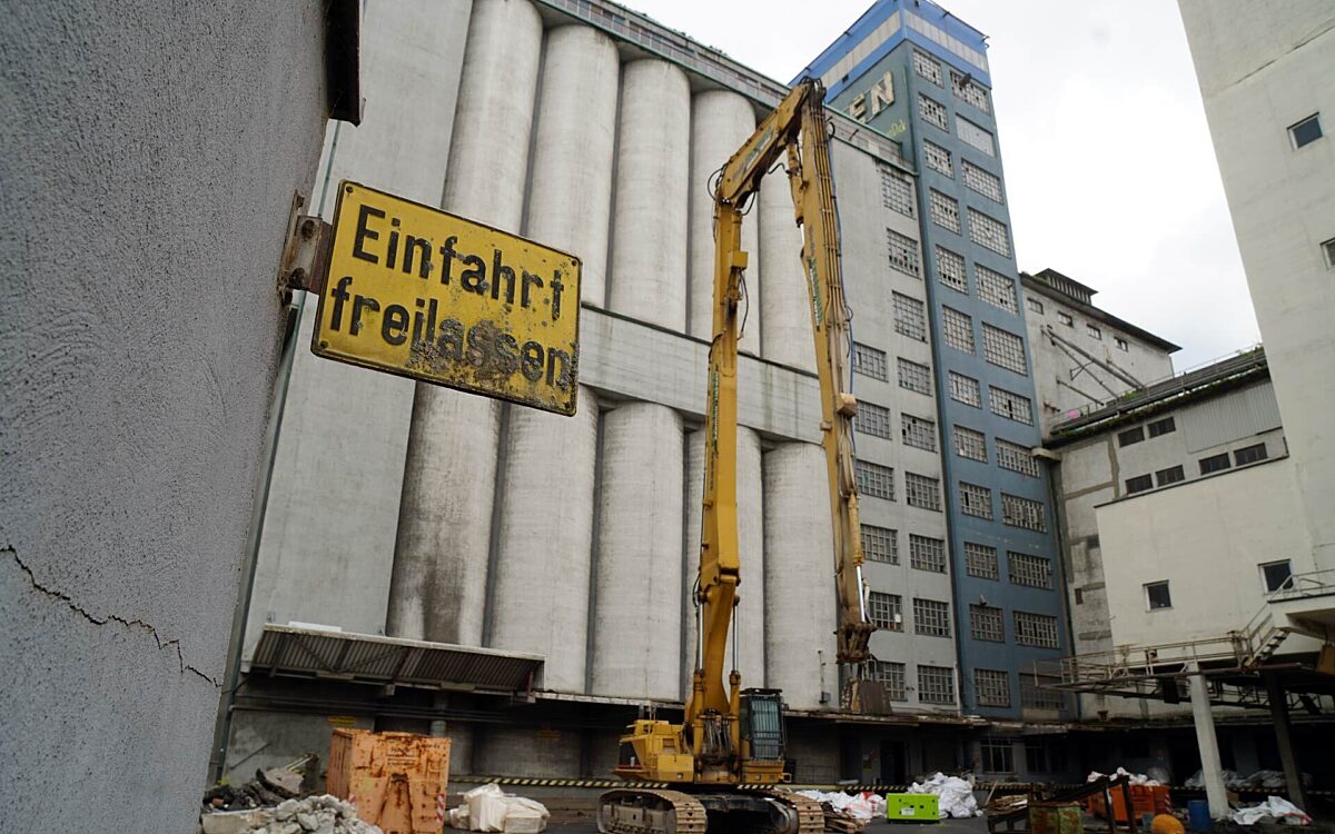 Abriss Neuer Hafen Raiffeisen Grosser Abrissbager vor Silos Abriss Neuer Hafen Raiffeisen Grosser Abrissbager vor Silos