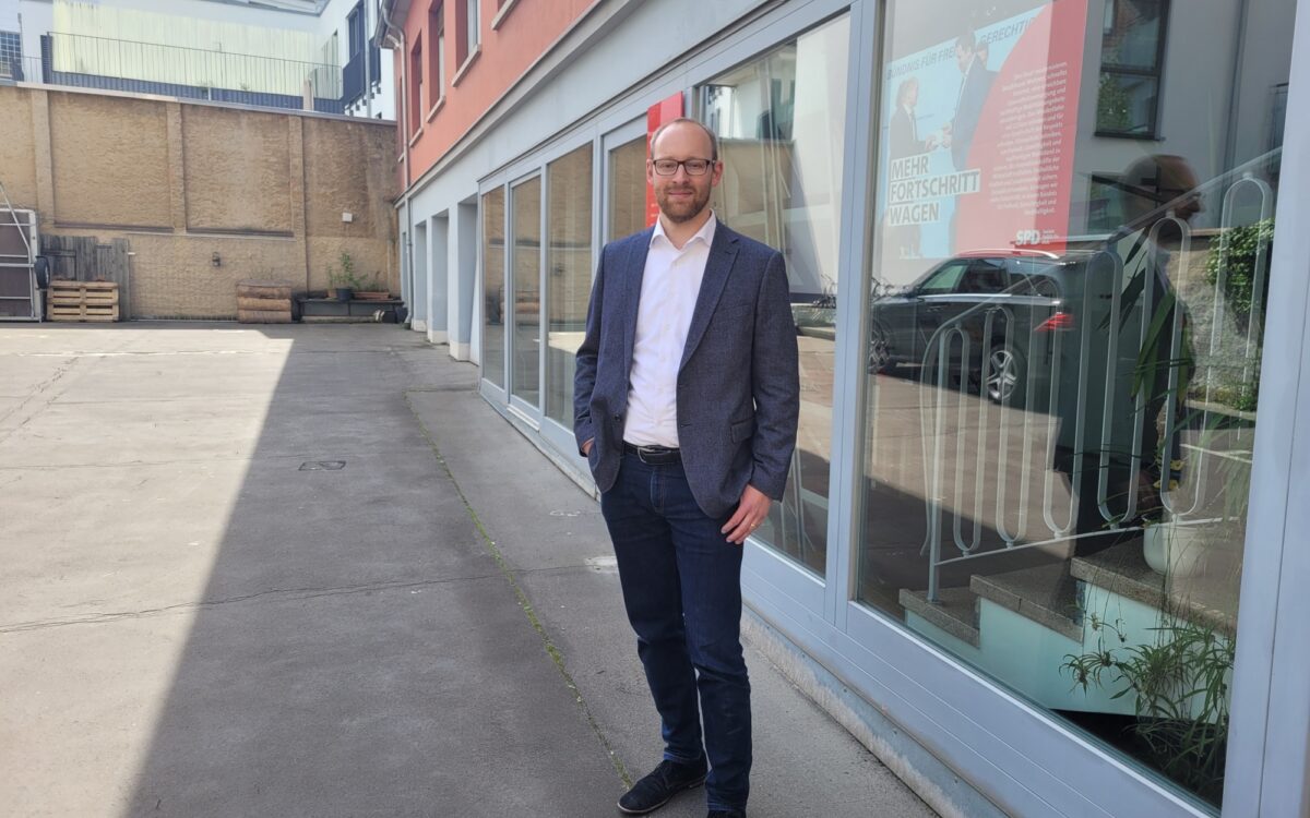 Alexander Kolbow vor der SPD Geschäftsstelle Alexander Kolbow vor der SPD Geschäftsstelle