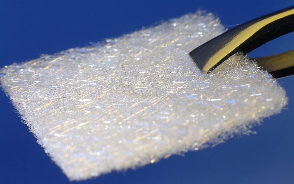 Ein Stück Vlies mit Antikörpern zur Behandlung von Brustkrebs-Metastasen Ein Stück Vlies mit Antikörpern zur Behandlung von Brustkrebs-Metastasen