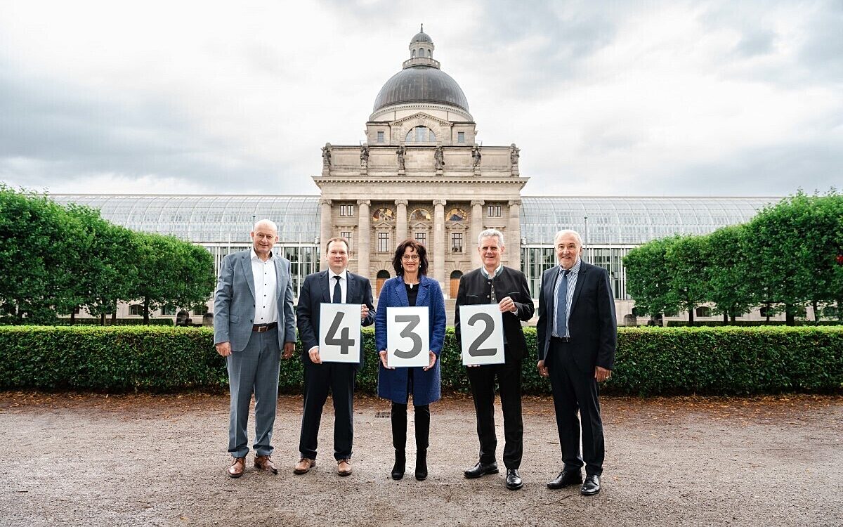 Appell an die bayerische Regierung durch bayerns Buergermeister Foto Sinn Media Matthias Wallot Appell an die bayerische Regierung durch bayerns Buergermeister Foto Sinn Media Matthias Wallot