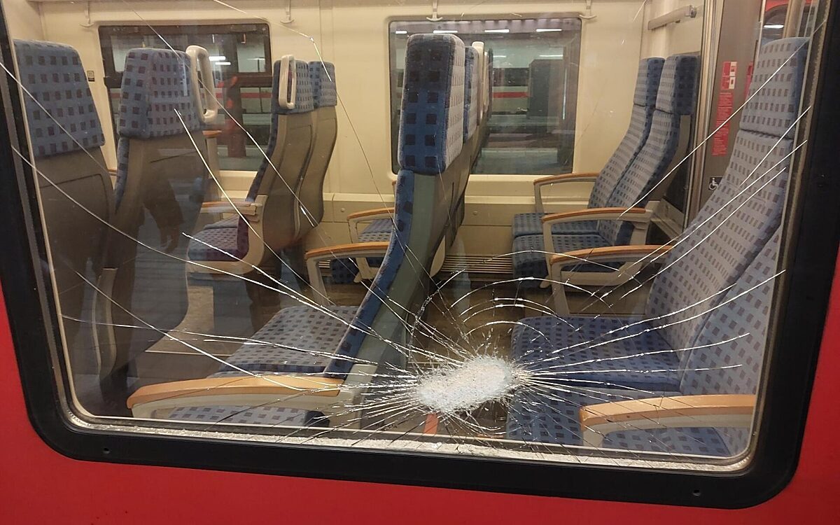 Unbekannte Steinwerfer haben die Scheibe eines Zuges bei Kitzingen getroffen