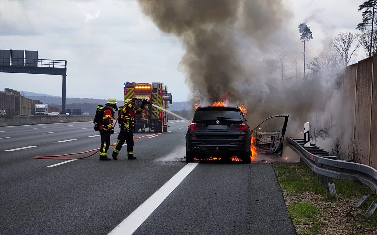 Auto steht auf A3 in Vollbrand 1 Auto steht auf A3 in Vollbrand 1