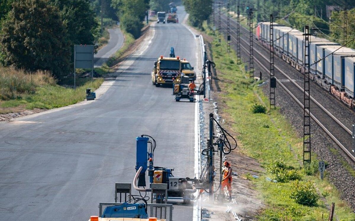 B27 vor Freigabe Leitplanken B27 vor Freigabe Leitplanken