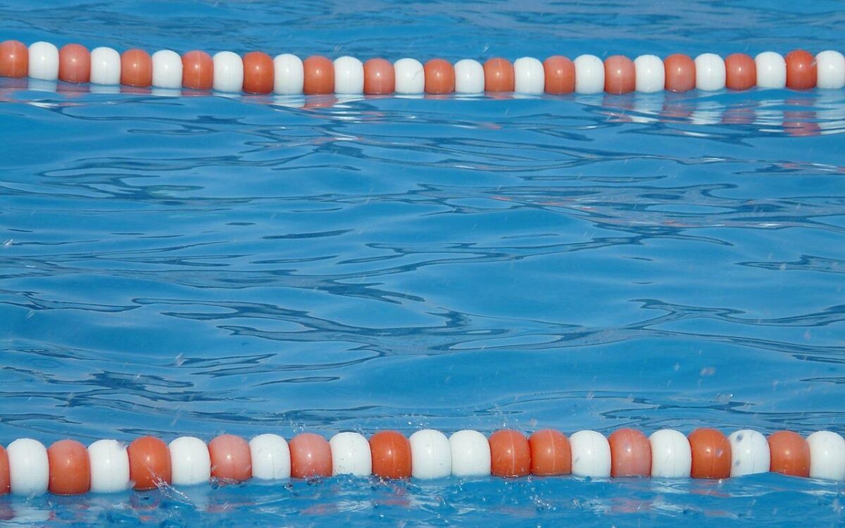 markierte Bahnen im Schwimmbad markierte Bahnen im Schwimmbad