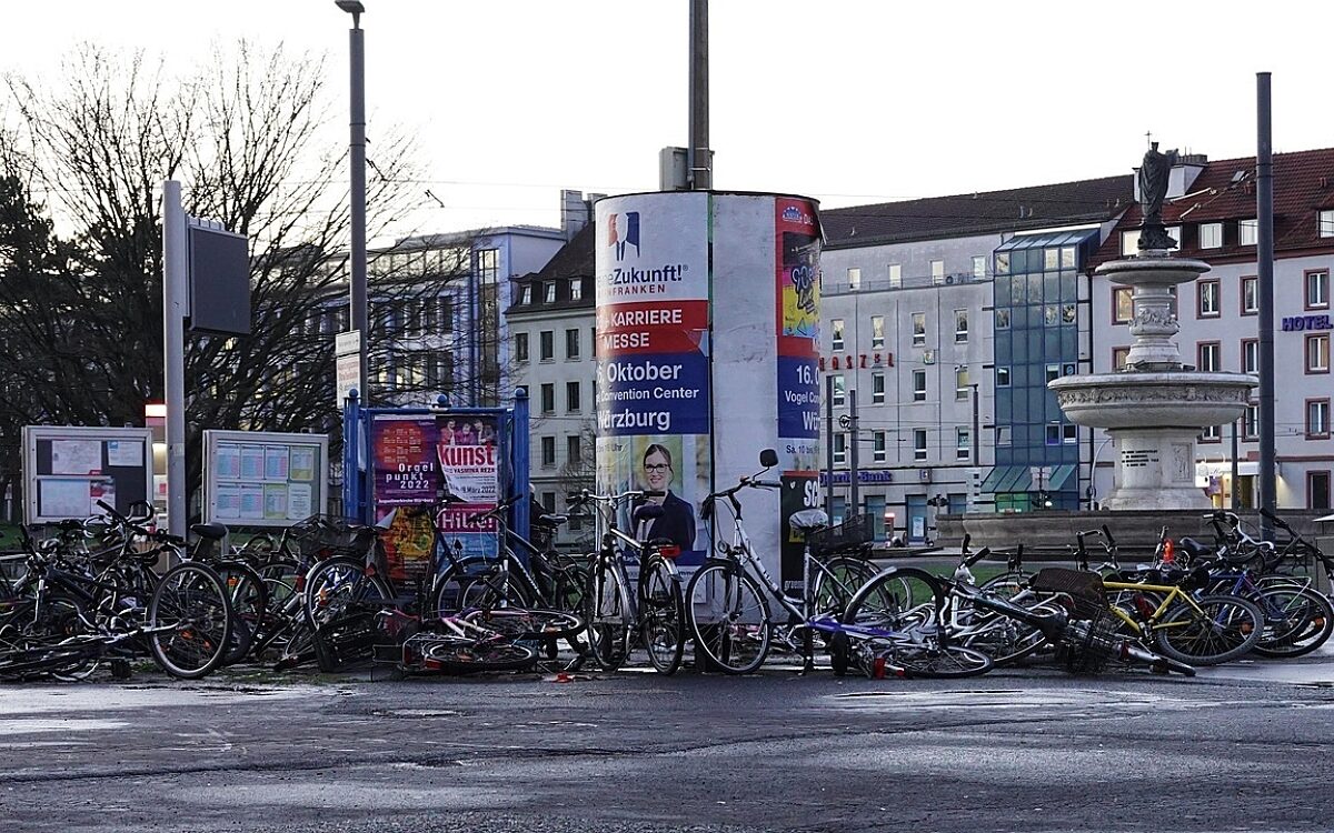 Fahrräder am Würzburger Bahnhof Fahrräder am Würzburger Bahnhof