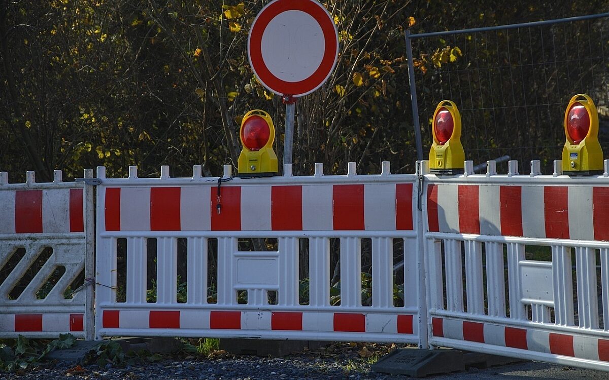 Straßensperrung für eine Baustelle Straßensperrung für eine Baustelle