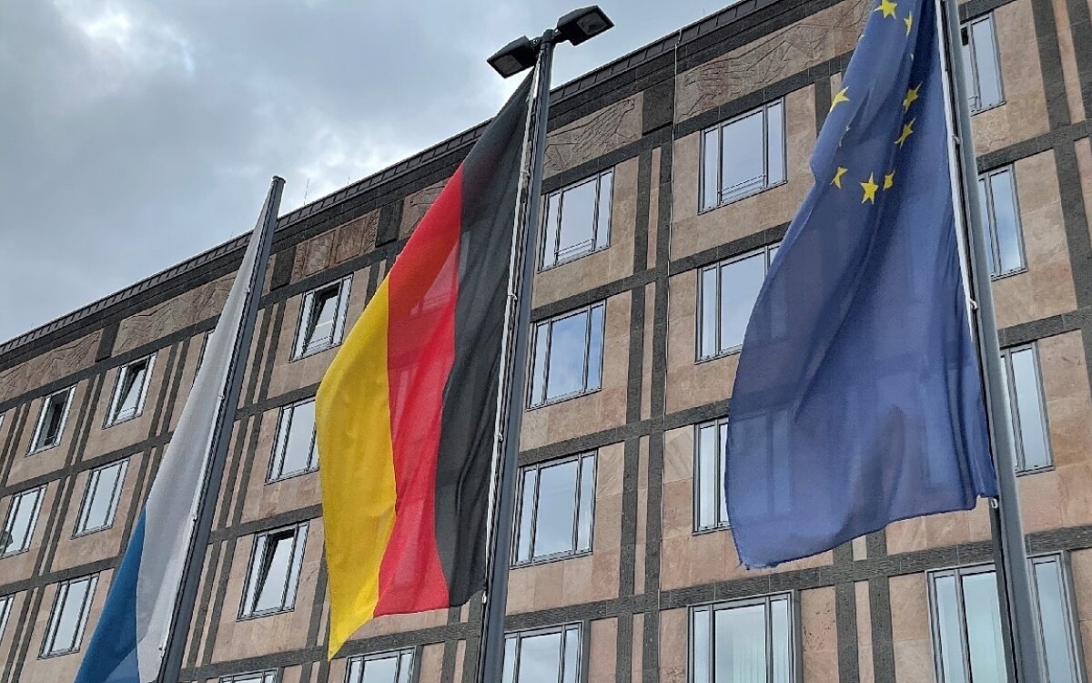 Das sind drei Flaggen vor der Regierung von Unterfranken Das sind drei Flaggen vor der Regierung von Unterfranken