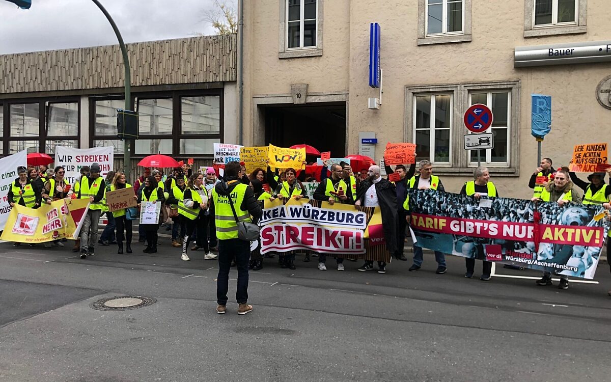 Beschäftigte im Handel demonstrieren in Wuerzburg an Halloween Beschäftigte im Handel demonstrieren in Wuerzburg an Halloween