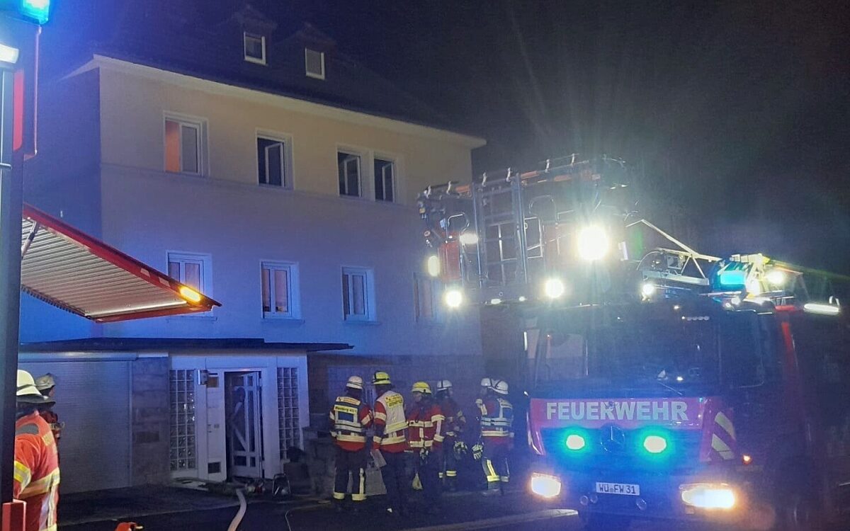 Ein Feuerwehrauto steht vor einem Wohnhaus in Würzburg Ein Feuerwehrauto steht vor einem Wohnhaus in Würzburg