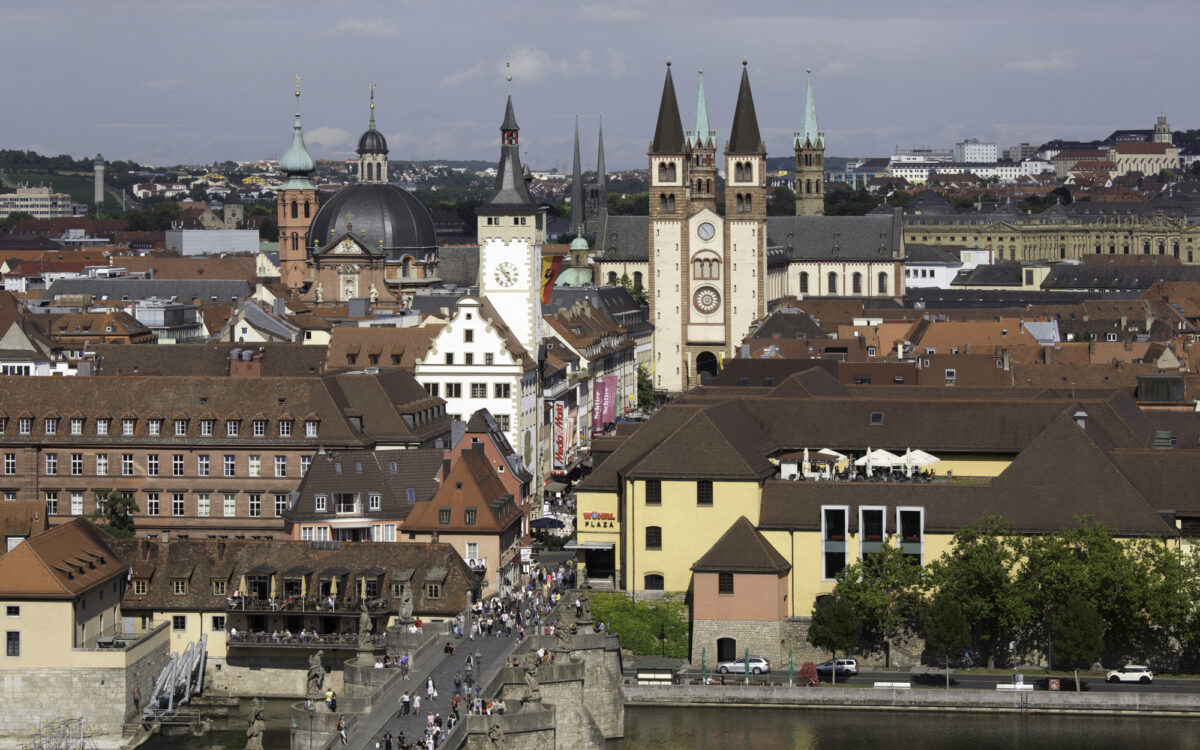 Blick auf Alte Mainbruecke Rathaus und Dom Blick auf Alte Mainbruecke Rathaus und Dom