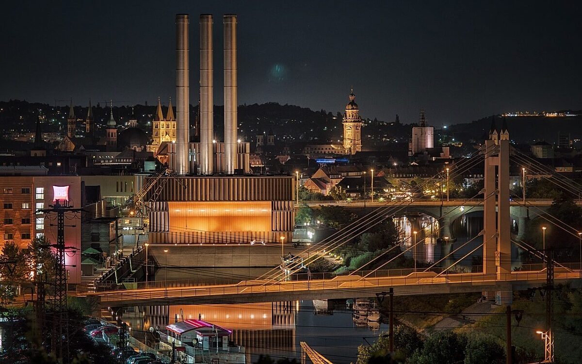 Blick auf den Alten Hafen in Wuerzburg bei Nacht Blick auf den Alten Hafen in Wuerzburg bei Nacht