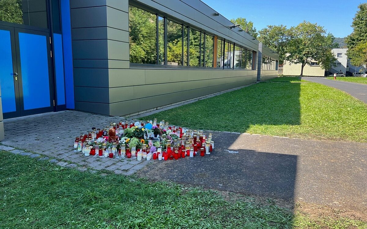 Blumenmeer vor der Schule in Lohr Blumenmeer vor der Schule in Lohr