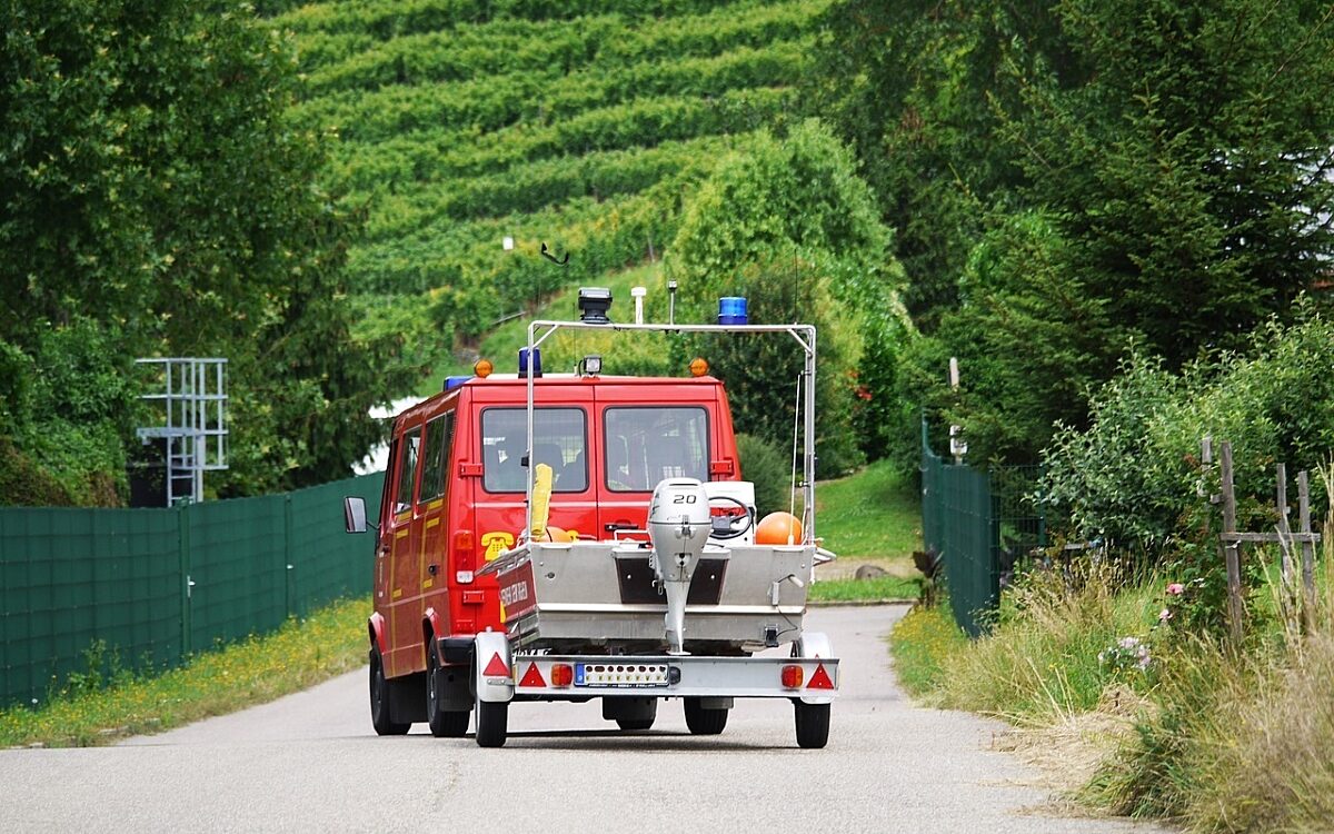 Boot der Wasserwacht auf einem Anhaenger Boot der Wasserwacht auf einem Anhaenger