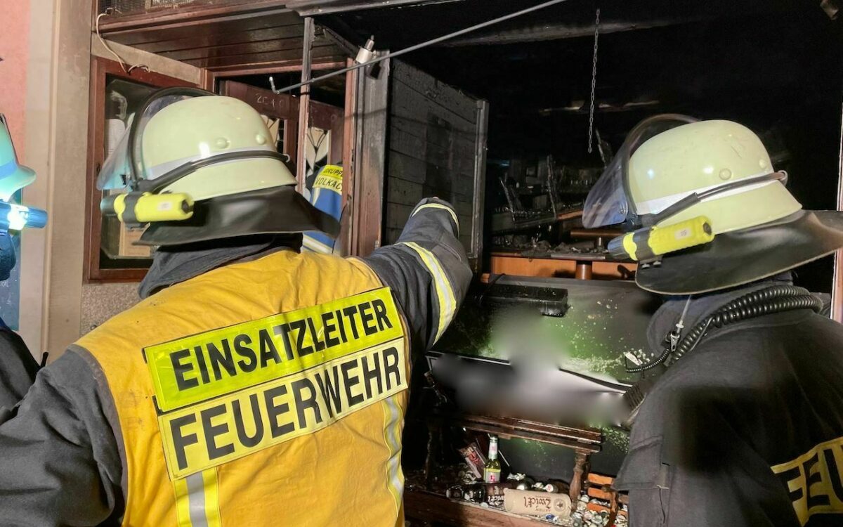 Feuerwehrleute inspizieren die Kneipe nach dem Brand in Volkach Feuerwehrleute inspizieren die Kneipe nach dem Brand in Volkach
