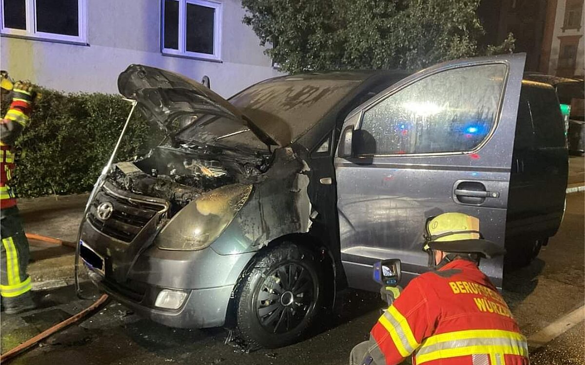 Brennendes Auto W Ue Brennendes Auto W Ue