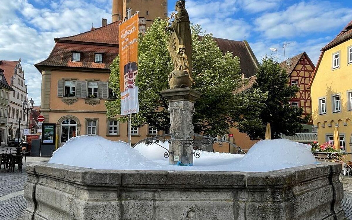 Ein Schaumbad im Brunnen in Volkach Ein Schaumbad im Brunnen in Volkach