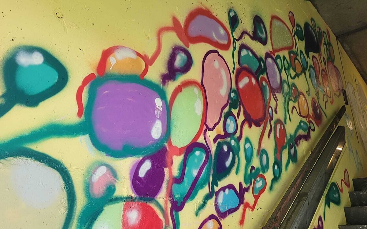 Bunte Luftballons an der Wand Bunte Luftballons an der Wand