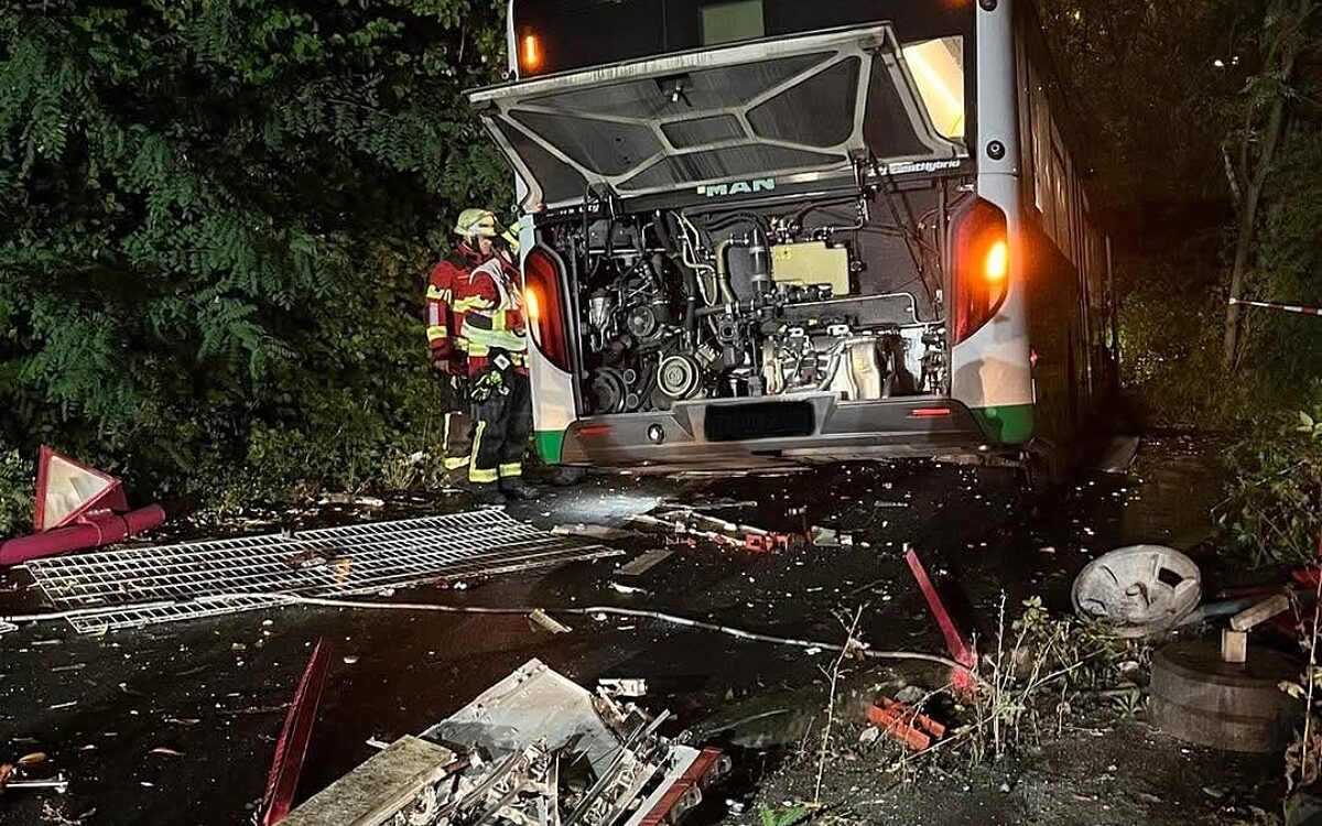 Bus durchbricht Zaun Bus durchbricht Zaun