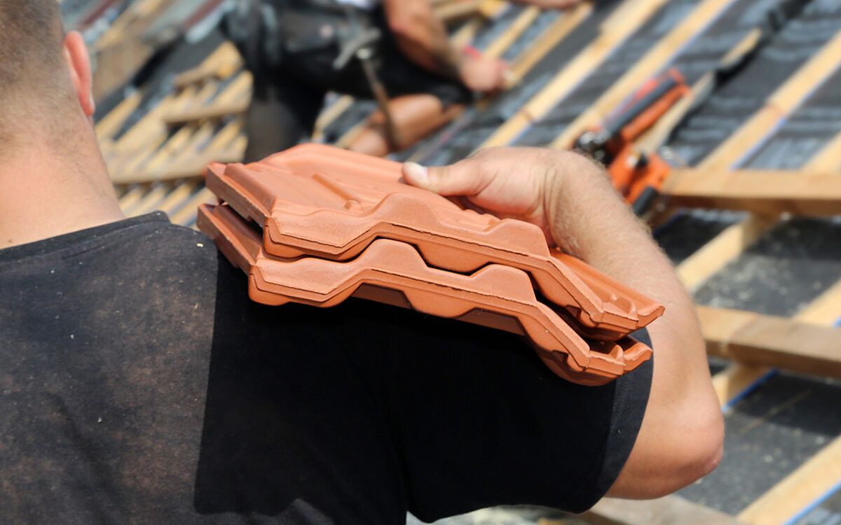 Dachdecker Geschulterte Pfannen auf dem Dach Dachdecker Geschulterte Pfannen auf dem Dach