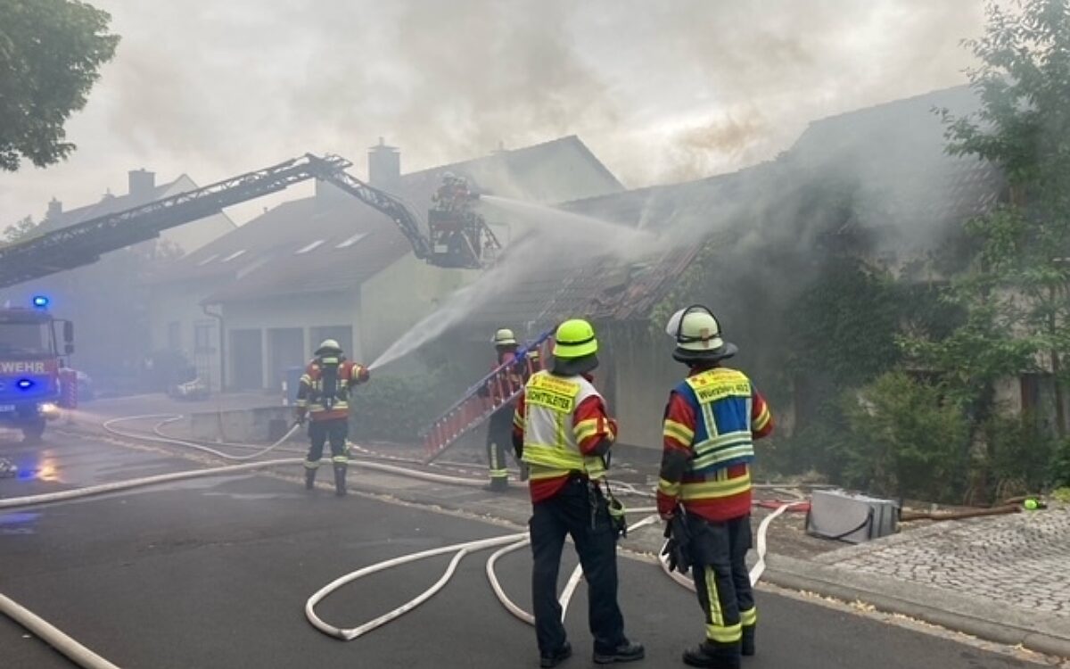 Die Feuerwehr im Einsatz bei einem Brand in Versbach Die Feuerwehr im Einsatz bei einem Brand in Versbach