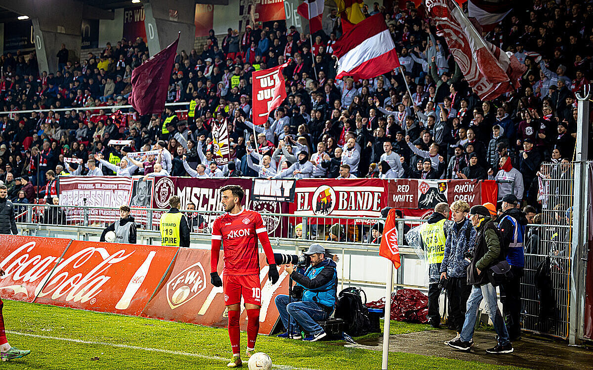 Dardan Karimani Spieler Wuerzburger Kickers Ecke vor den Fans in der Akon Arena Dardan Karimani Spieler Wuerzburger Kickers Ecke vor den Fans in der Akon Arena